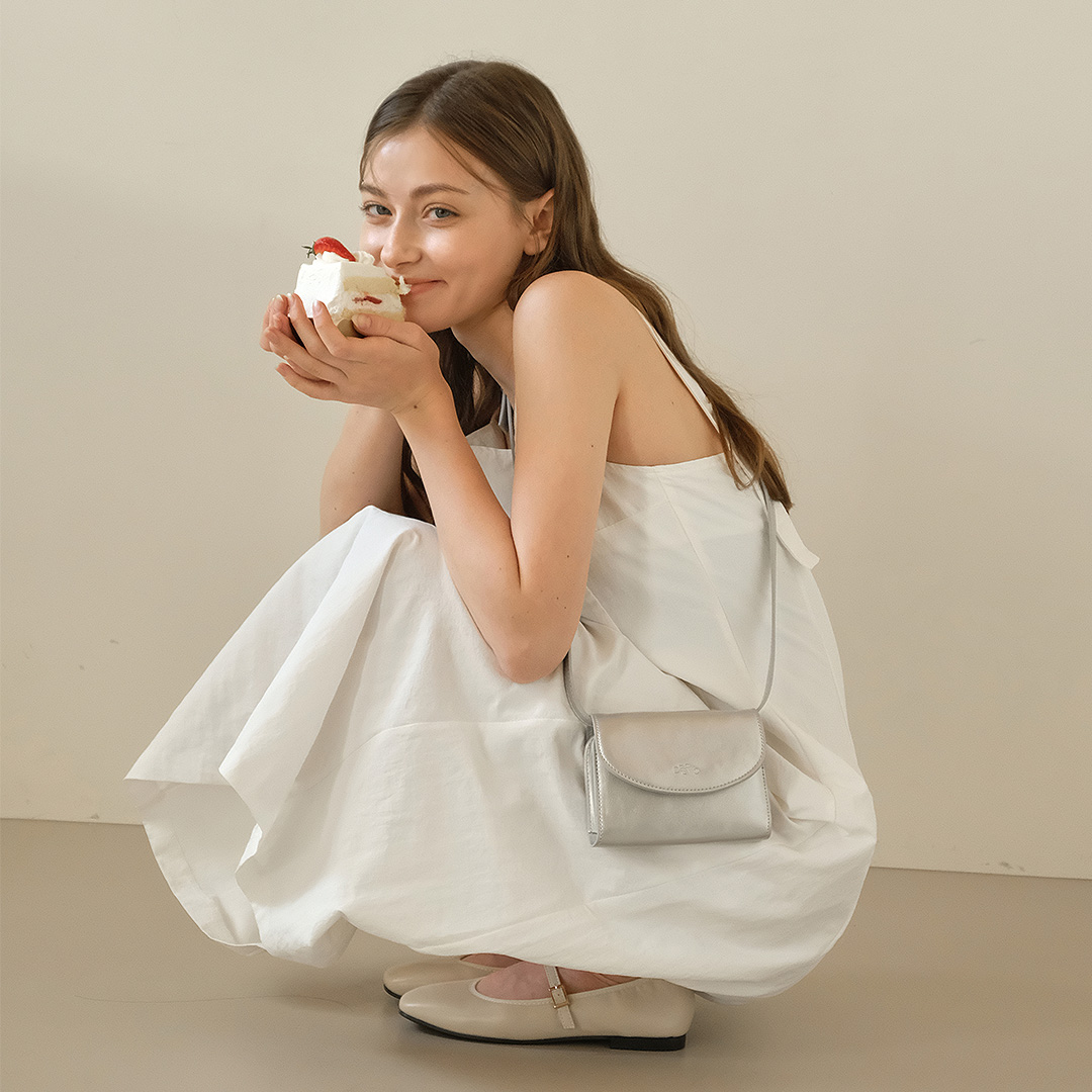 CRYSTAL WAVE POINT MESSENGER BAG_SILVER - 감도 깊은 취향