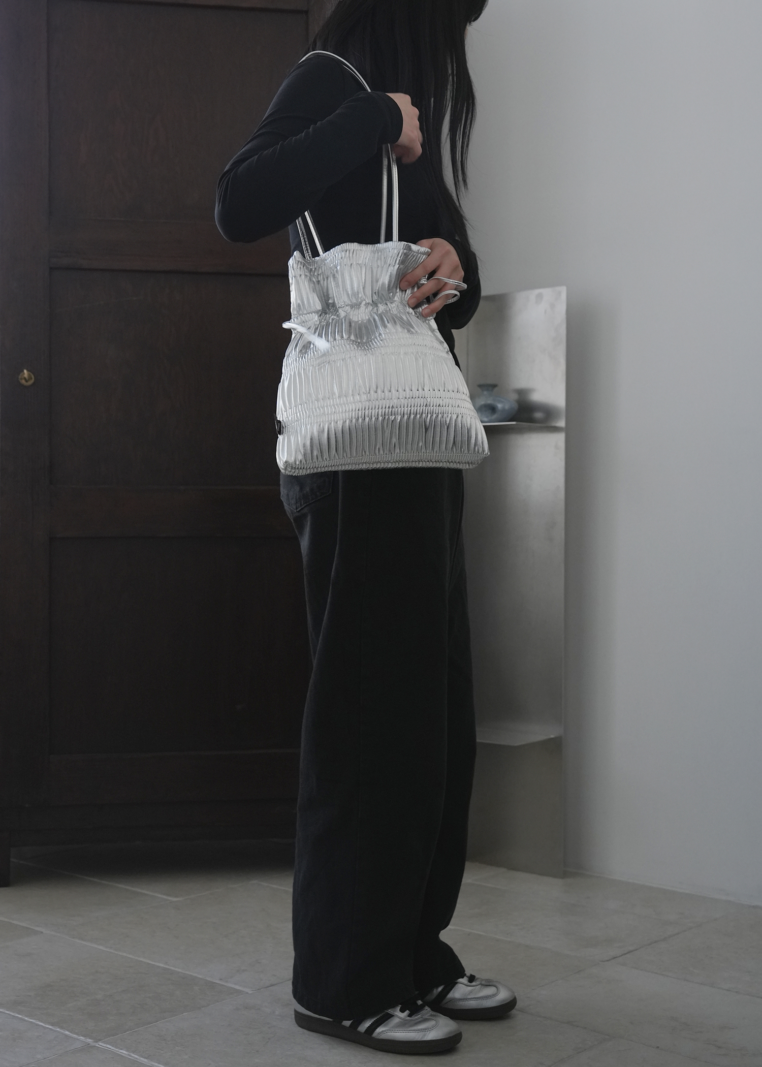 Crinkle Shoulder Bag Silvery Silver - 감도 깊은 취향 셀렉트