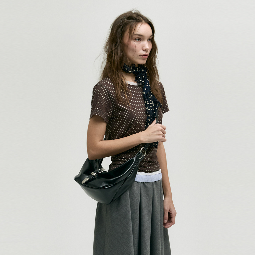 Belted flat shoulder bag BLACK - 감도 깊은 취향 셀렉트샵 29CM