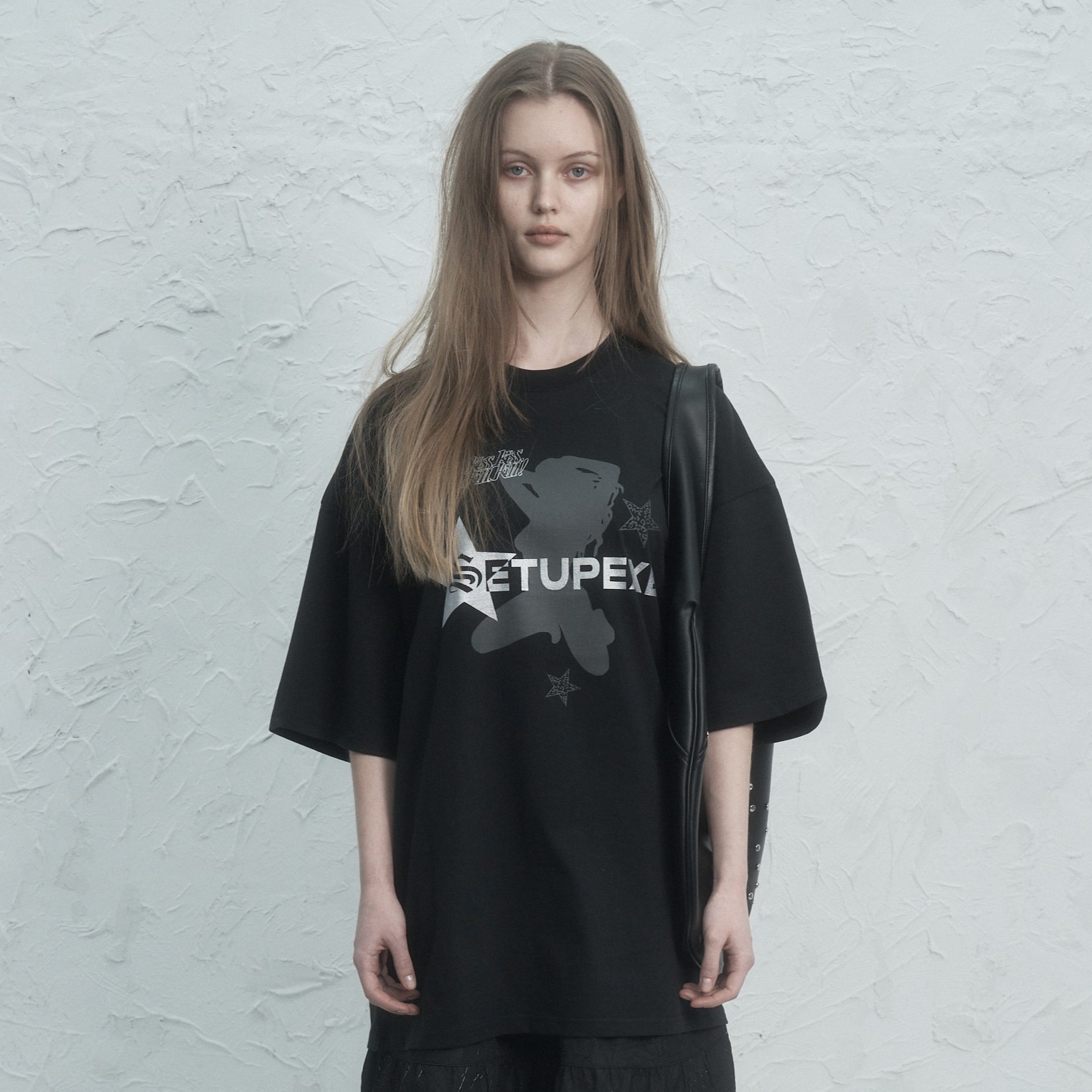 韓国 [YOUHEE] YOUHEE SMALL LOGO T-SHIRTS オーバーサイズ YOUHEE SMALL LOGO T-SHIRTS BLACK - 감도 깊은 취향 셀렉트샵 29CM