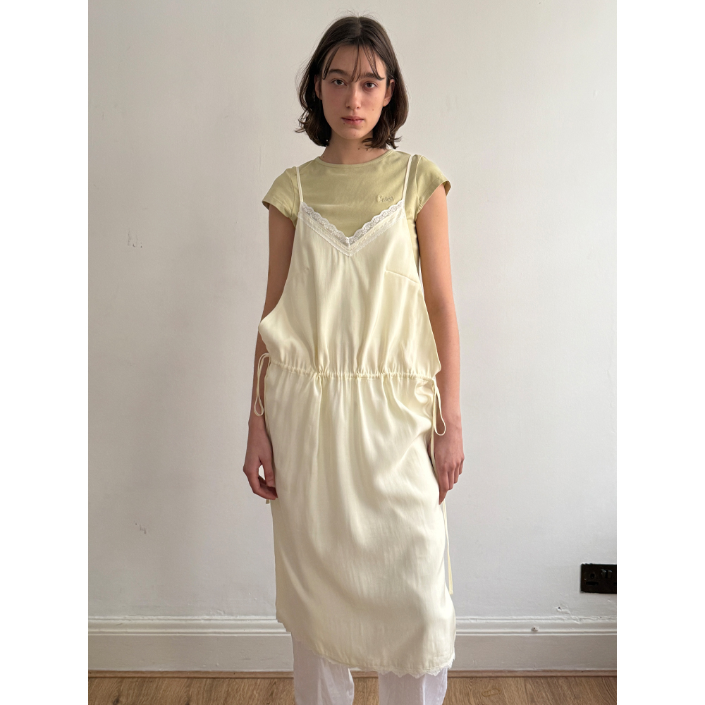 [Sinoon]V-NECK LAYERED LACE SILKY ドレス★新作・25SS★韓国★ V-Neck Layered Lace Silky Dress (Cream Yellow) - 감도 깊은