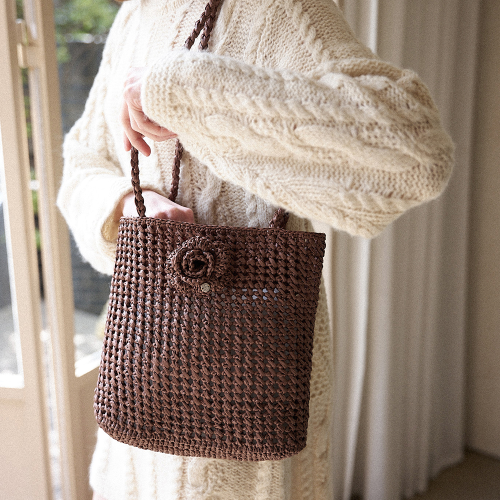 Camellia Handmade Crochet Raffia Shoulder Bag _ Brown - 감도
