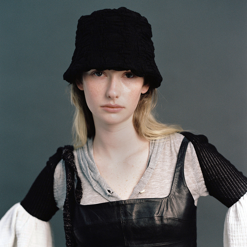 【韓国 AWESOME NEEDS】WAVY LAMPSHADE HAT_PUFF WAVY LAMPSHADE HAT_PUFF BLACK - 감도 깊은 취향 셀렉트샵 29CM