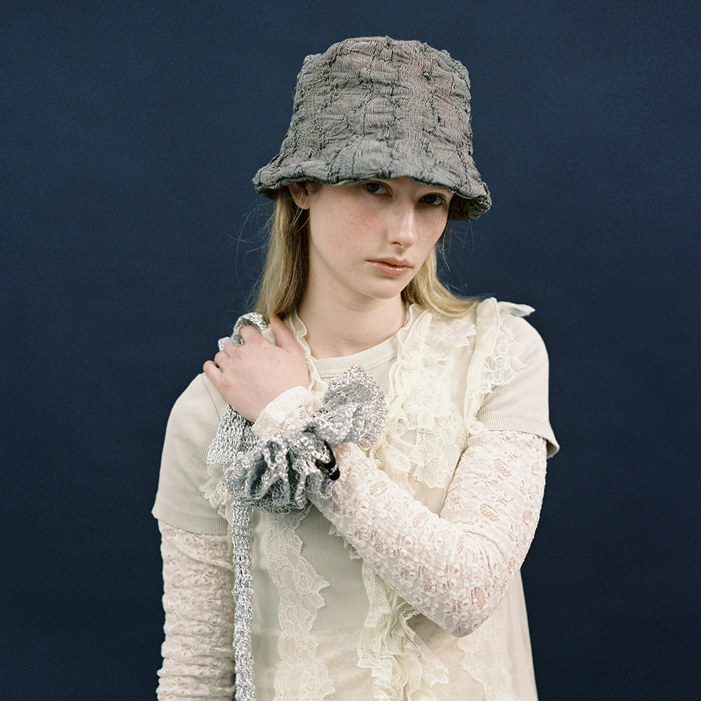 【韓国 AWESOME NEEDS】WAVY LAMPSHADE HAT_PUFF WAVY LAMPSHADE HAT_PUFF BLACK - 감도 깊은 취향 셀렉트샵 29CM
