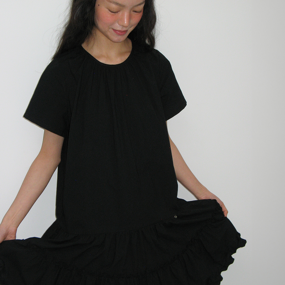 FRILL SHORT SLEEVE ONEPIECE DRESS BLACK - 감도 깊은 취향