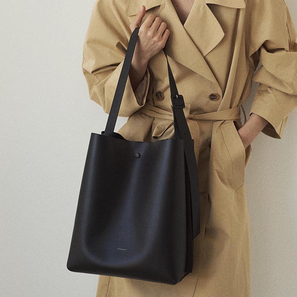 NICOLE LEATHER BUCKLE BUCKET BAG_BLACK - 감도 깊은 취향