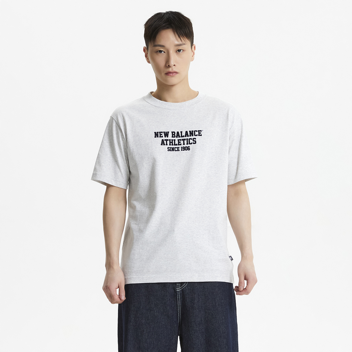 ★New Balance★ NBNEF22431 UNI ATHLETICS Lettering Short Sle New Balance Athletics Varsity Crew Neck Sweatshirt | Urban