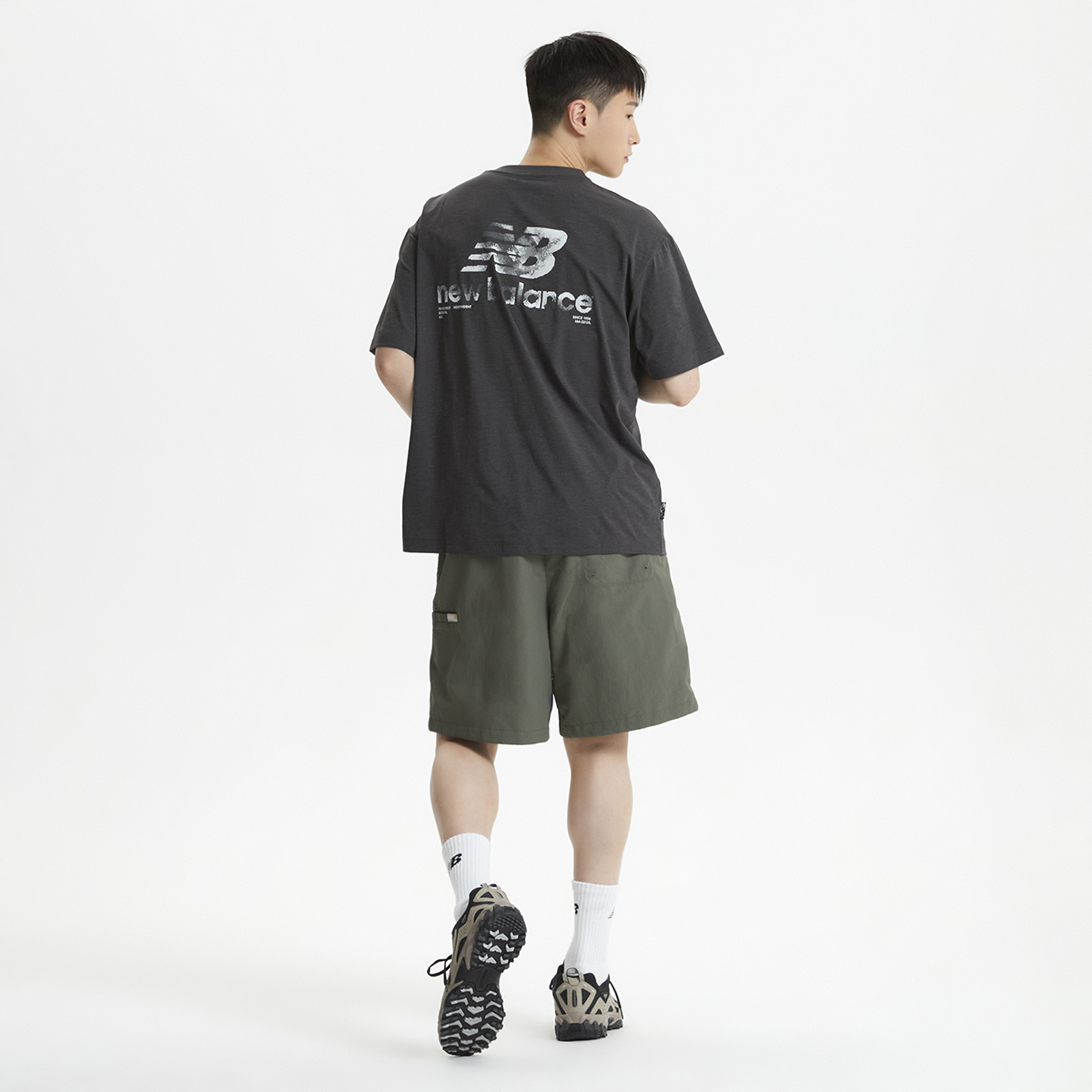 ★★New Balance★★ NBNEF21523 UNI FROZEN Back Pixel Graphic NBNEF21523 / UNI FROZEN 등판 픽셀 그래픽 반팔티 (CHARCOAL