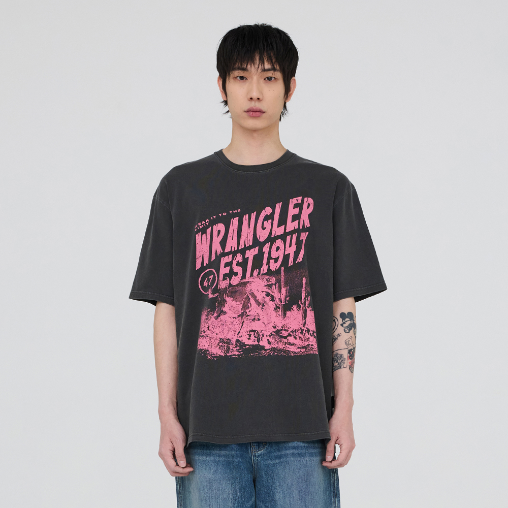 ◆Wrangler◆ Cowboy In The Desert TShirt Charcoal Wrangler Men's Cowboy Logo Short Sleeve Graphic T-Shirt