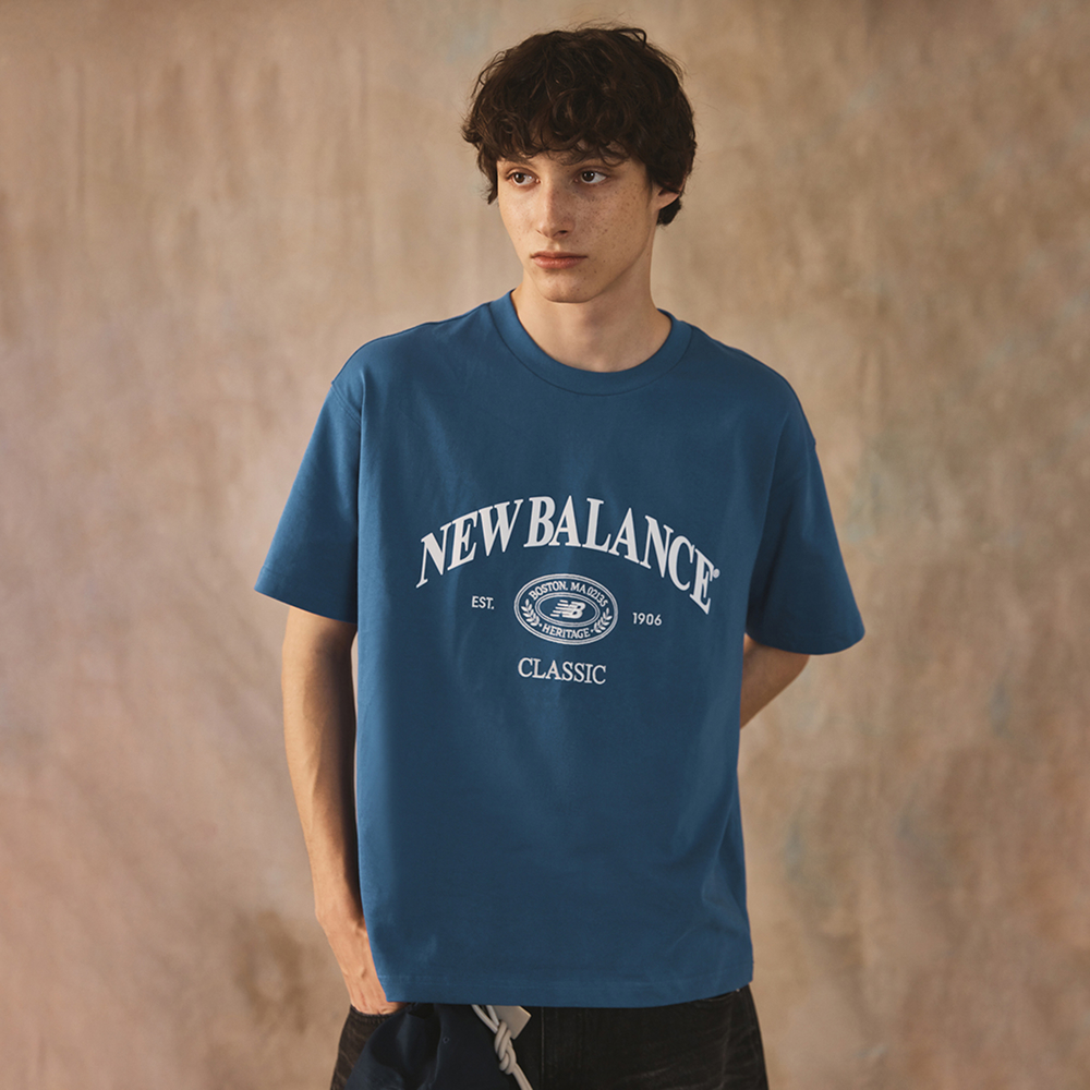 ★New Balance★ NBNEF22431 UNI ATHLETICS Lettering Short Sle NBNEF22431 / UNI ATHLETICS 레터링 반팔티 (NAVY) - 감도 깊은