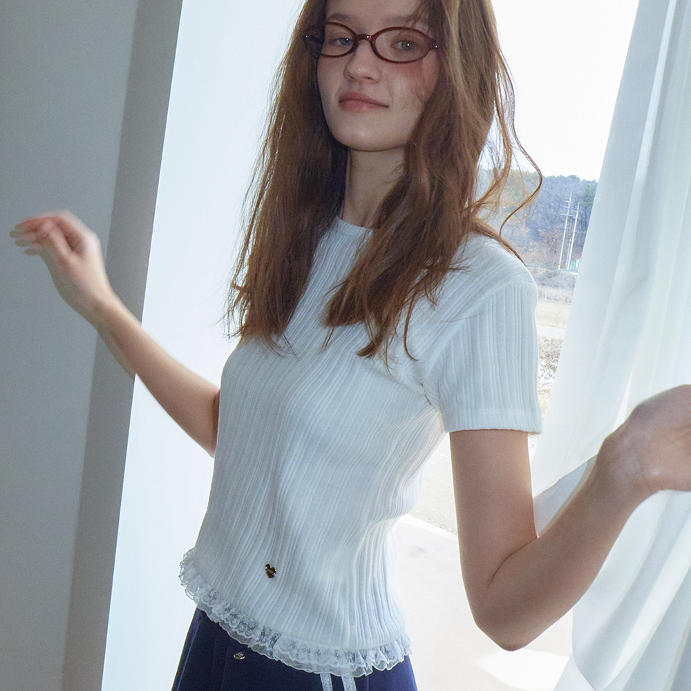 LACE FRILL SLIM CROP PLEATS T SHIRT WHITE - 감도 깊은 취향