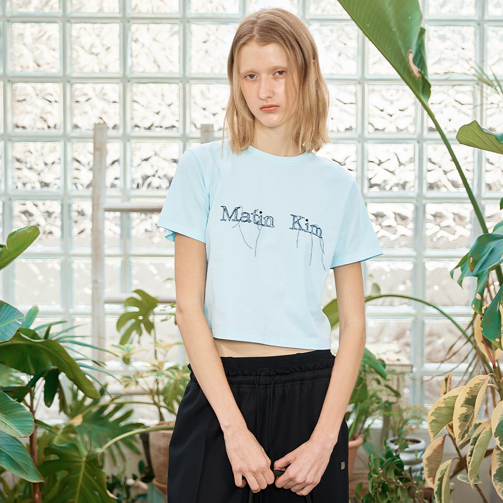 Tシャツ・カットソー [MATINKIM]logo thread point crop top in light blue LOGO THREAD POINT CROP TOP IN LIGHT BLUE – Matin Kim