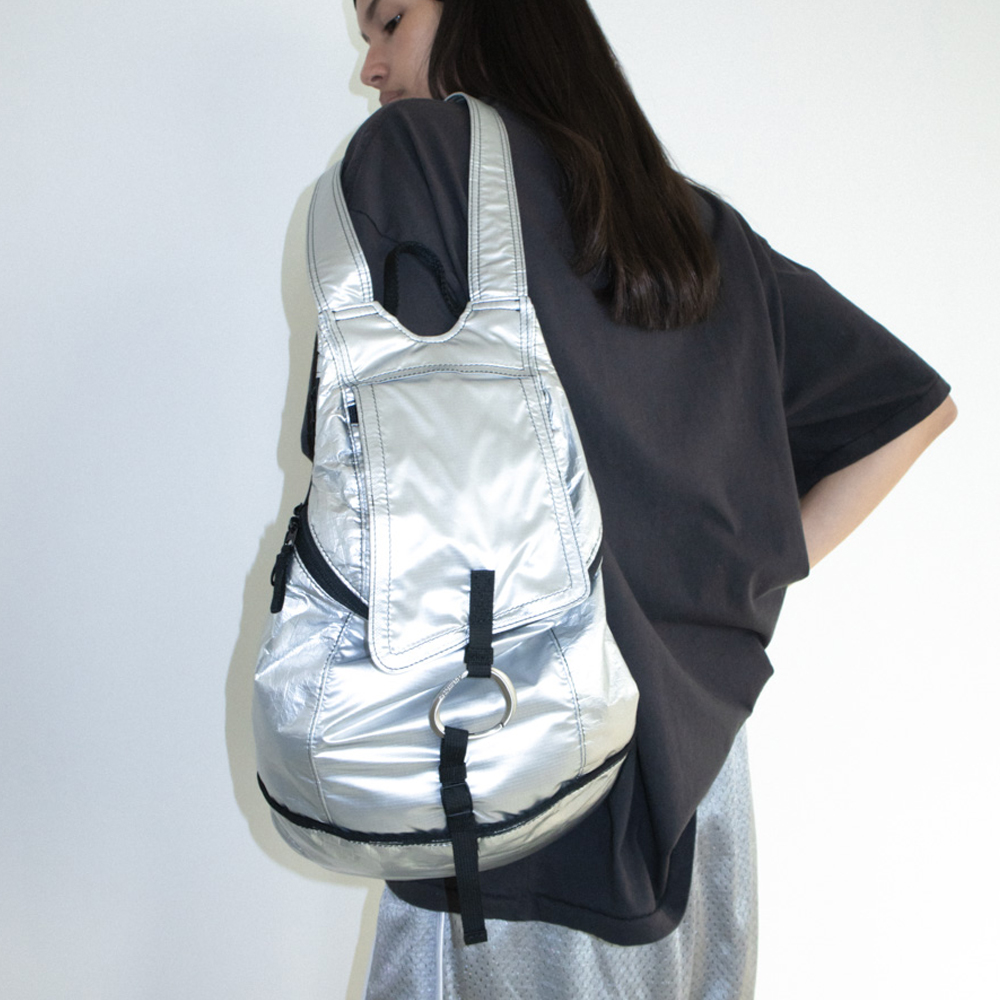 【RONRON】RUFFLE POINTED MINI BACKPACK SILVER MUSINSA | RONRON RUFFLE POINTED MINI BACKPACK SILVER