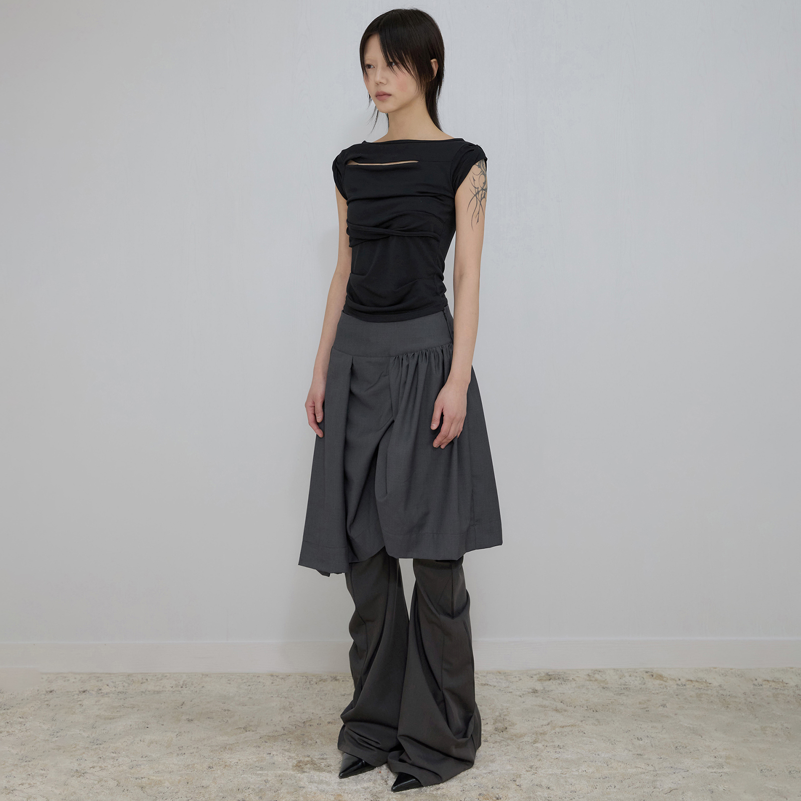 韓国 人気 [FLAREUP] ASYMMETRICAL DRAPED ROLL-UP T-SHIRT Asymmetrical Draped Roll-Up T-Shirt (FL-165_Black) - 감도