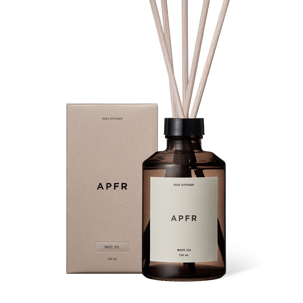 White Tea (화이트 티)
﻿
동남아시아의 리조트 스파를 형상화한 오리엔탈하고 은은한 단맛이 나는 향. 만다린이나 베르가못의 프레쉬한 감귤에 자스민이나 일랑일랑의 꽃향기, 타임이나 진저 등의 스파이시함, 애쉬한 샌달우드와 육두구, 파촐리를 베이스로 한 블렌드. 여행지에서 느낄법한 이국적인 백차 향기입니다.
﻿
Fresh
Bergamot / Lavender / Thyme / Mandarin / Ylang-ylang / Jasmine