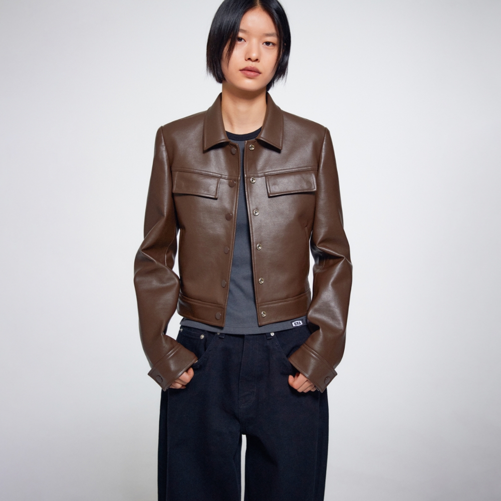 [ERA] WOMEN CROPPED TRUCKER FAUX LEATHER JACKET /追跡付 WOMEN CROPPED TRUCKER FAUX LEATHER JACKET - BROWN - 감도
