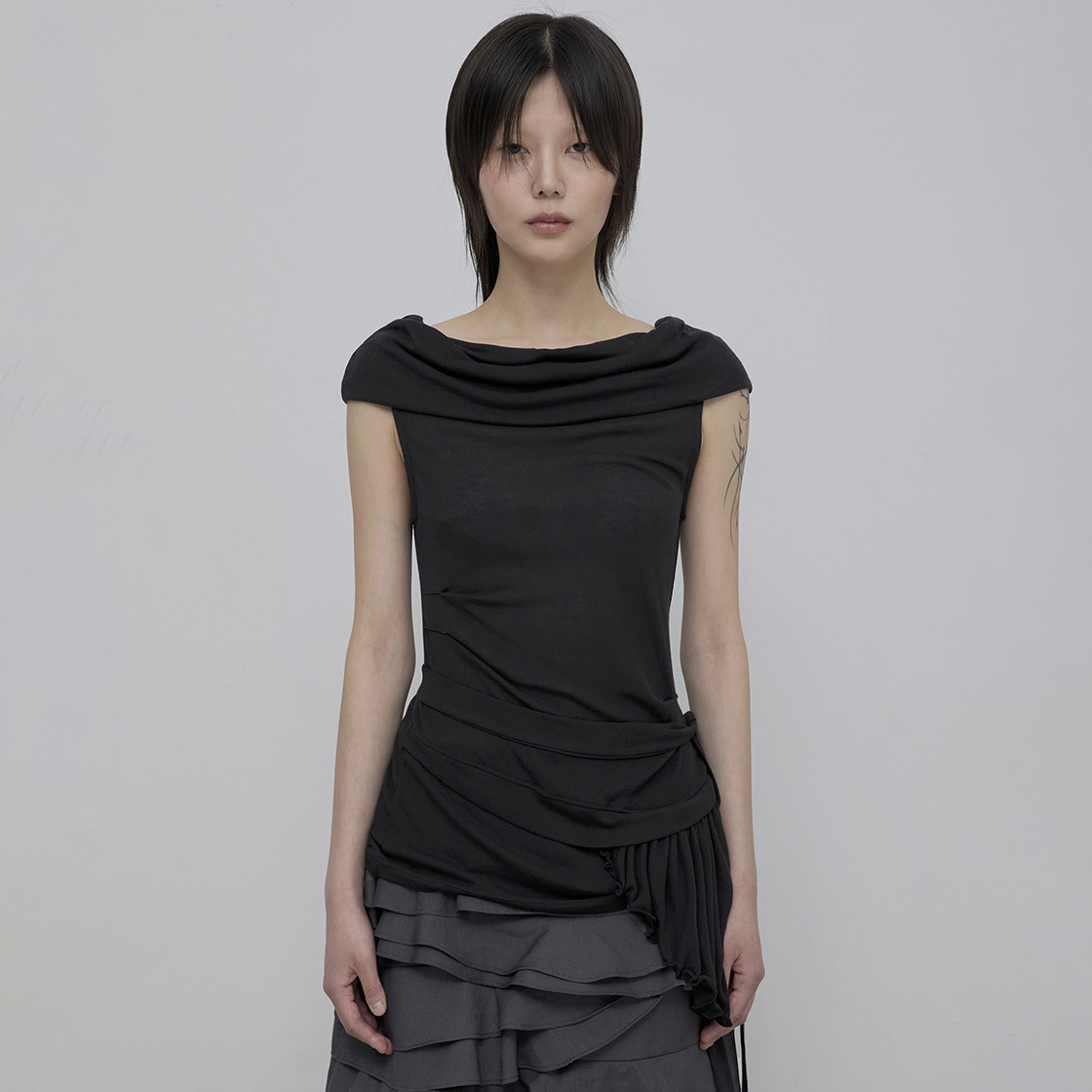韓国 人気 [FLAREUP] ASYMMETRICAL DRAPED ROLL-UP T-SHIRT Asymmetrical Draped Roll-Up T-Shirt (FL-165_Black) - 감도