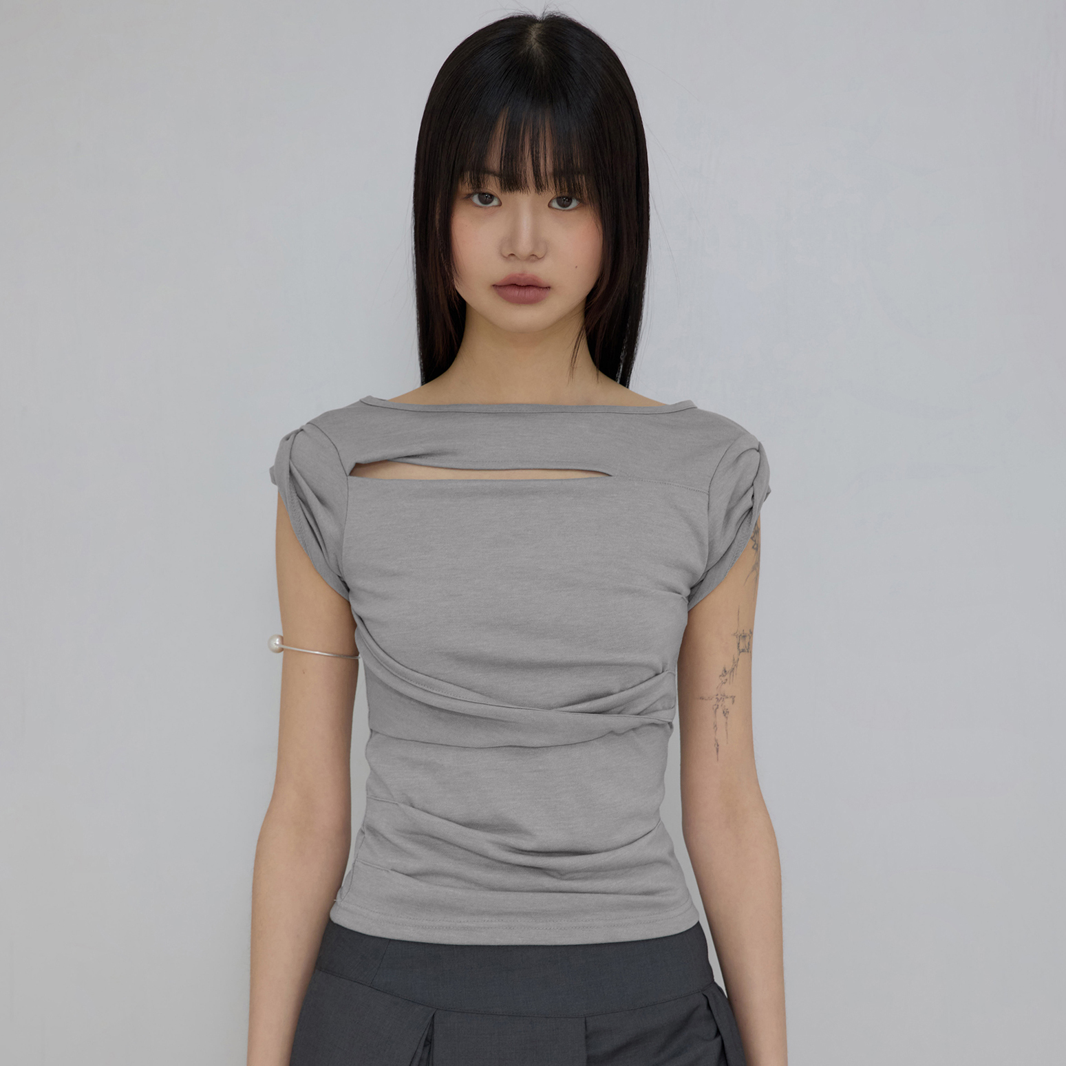 韓国 人気 [FLAREUP] ASYMMETRICAL DRAPED ROLL-UP T-SHIRT Asymmetrical Draped Roll-Up T-Shirt (FL-165_Black) - 감도