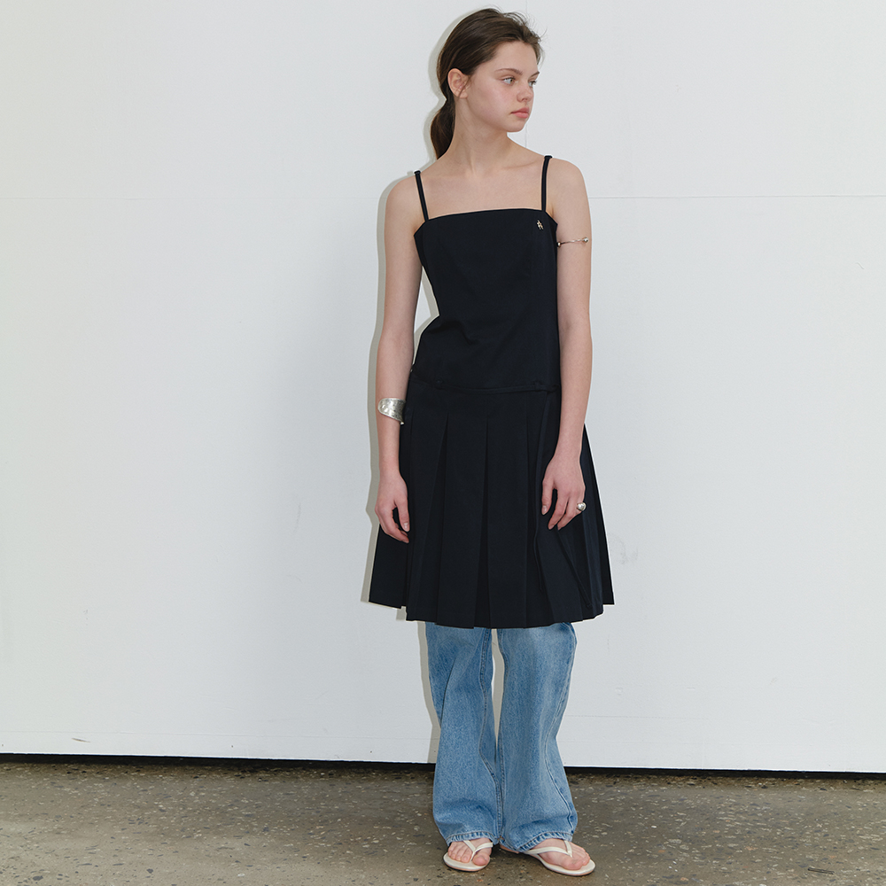 韓国商品/TREMINGBIRD Apron Pleated One-piece Apron Pleated One-piece [ Black ] - 감도 깊은 취향 셀렉트샵 29CM