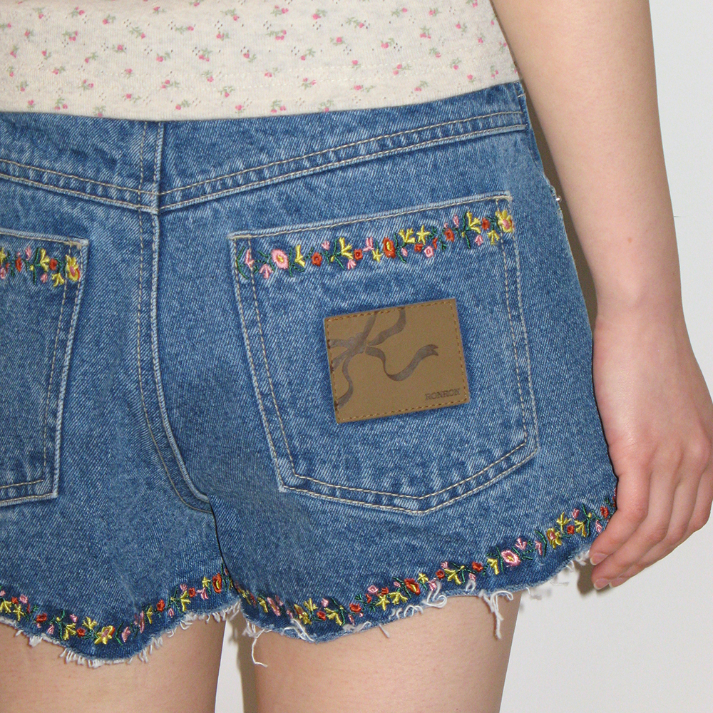 RIBBON PATTERN PINTUCK DENIM SHORT PANTS MEDIUM BLUE - 감도
