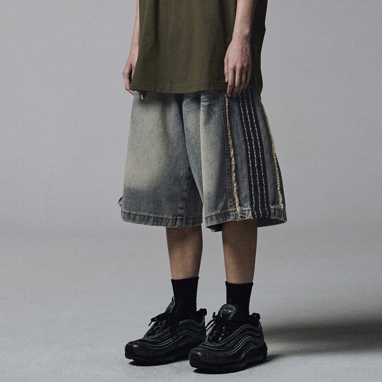 Stud Carpenter Bermuda Sweat Shorts - Charcoal - 감도 깊은