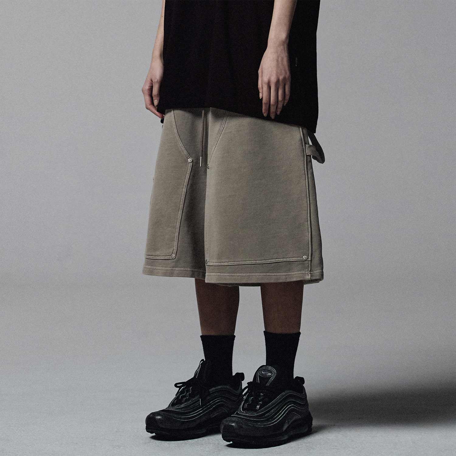 [NOT4NERD] Dagger Tribal Logo Bermuda Sweat Shorts /追跡付 Dagger Tribal Logo Bermuda Sweat Shorts - Charcoal - NOT4NERD