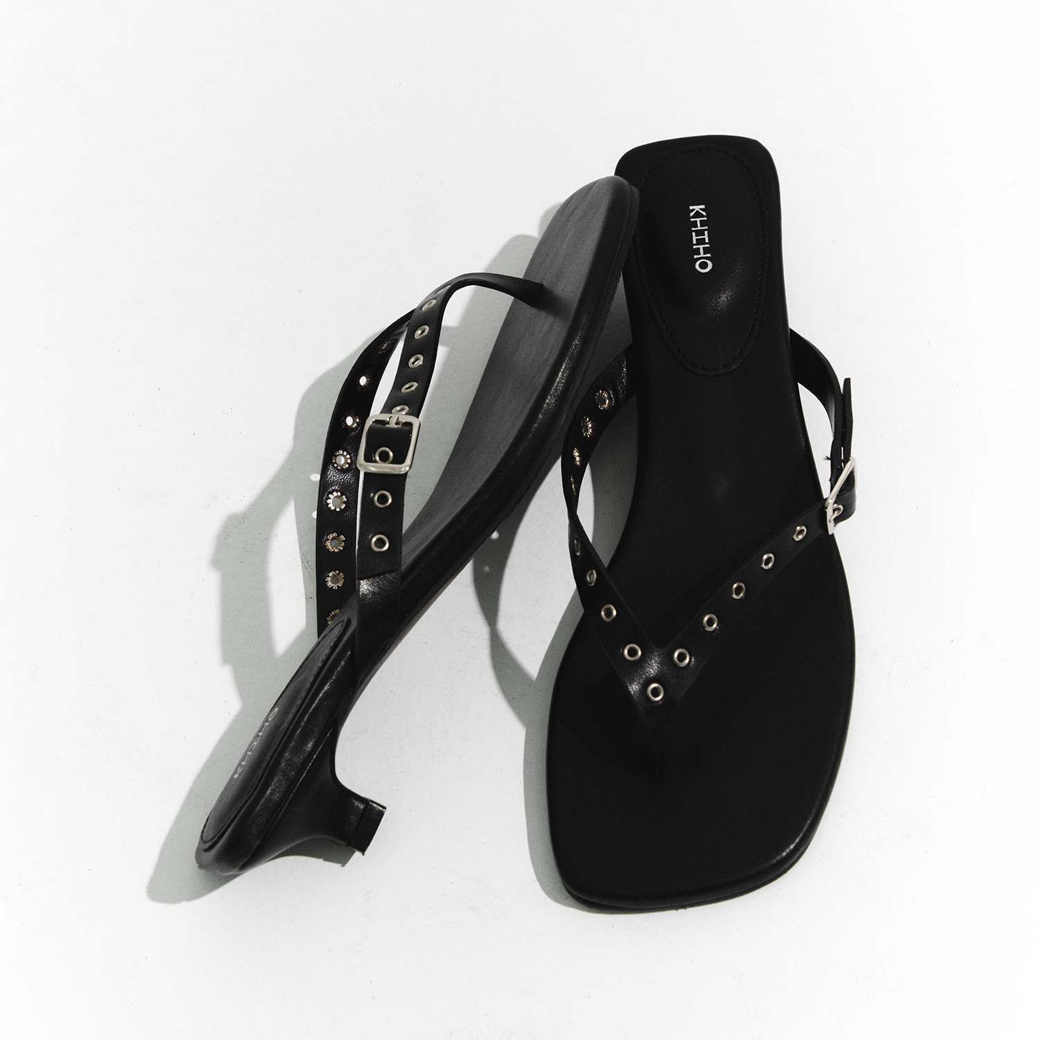 【MATIN KIM】BUCKLE POINT SLIDE HEELS KIMMATIN] BUCKLE POINT SLIDE HEELS (2 COLORS) - 감도 깊은