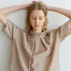 HIGH NECK TIE HALF BLOUSE_TAUPE BROWN_OE2C2MBS40TUB