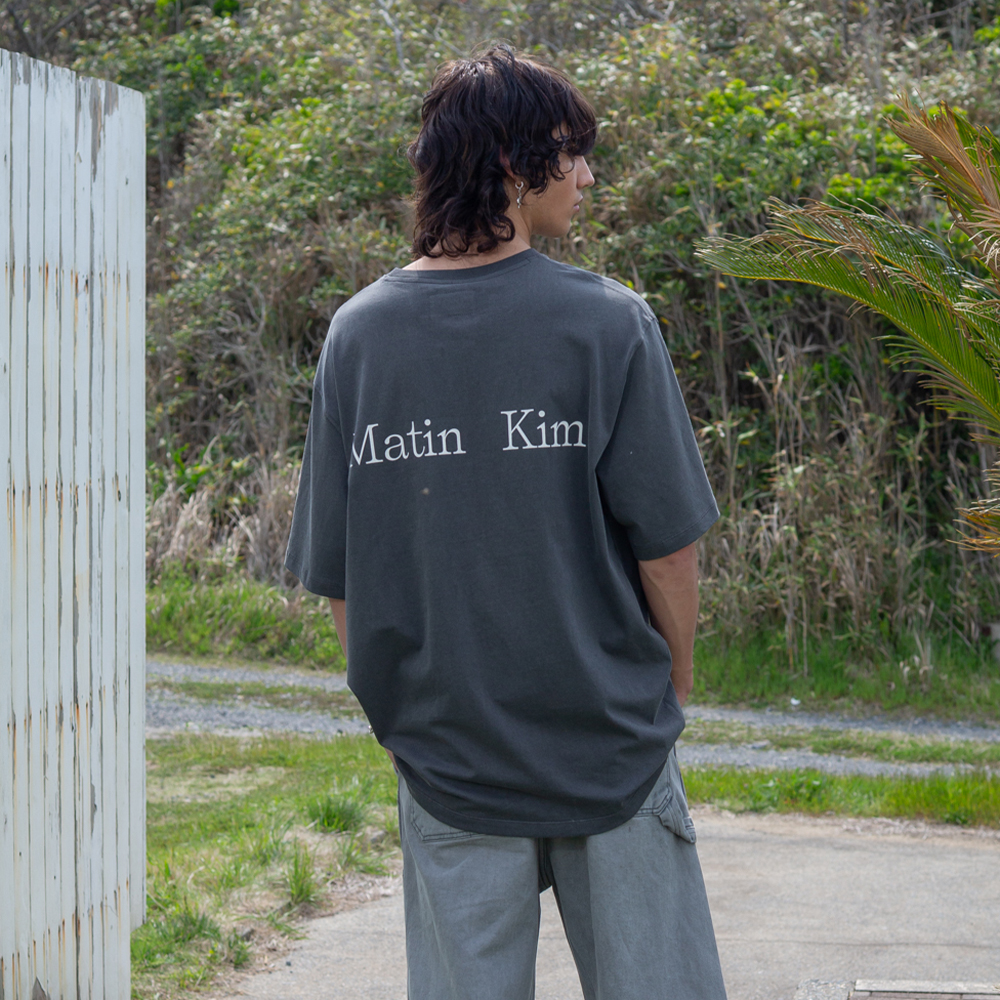 【Matin Kim】VINTAGE WASHED LOGO TOP FOR MEN VINTAGE WASHED LOGO TOP FOR MEN IN CHARCOAL – Matin Kim