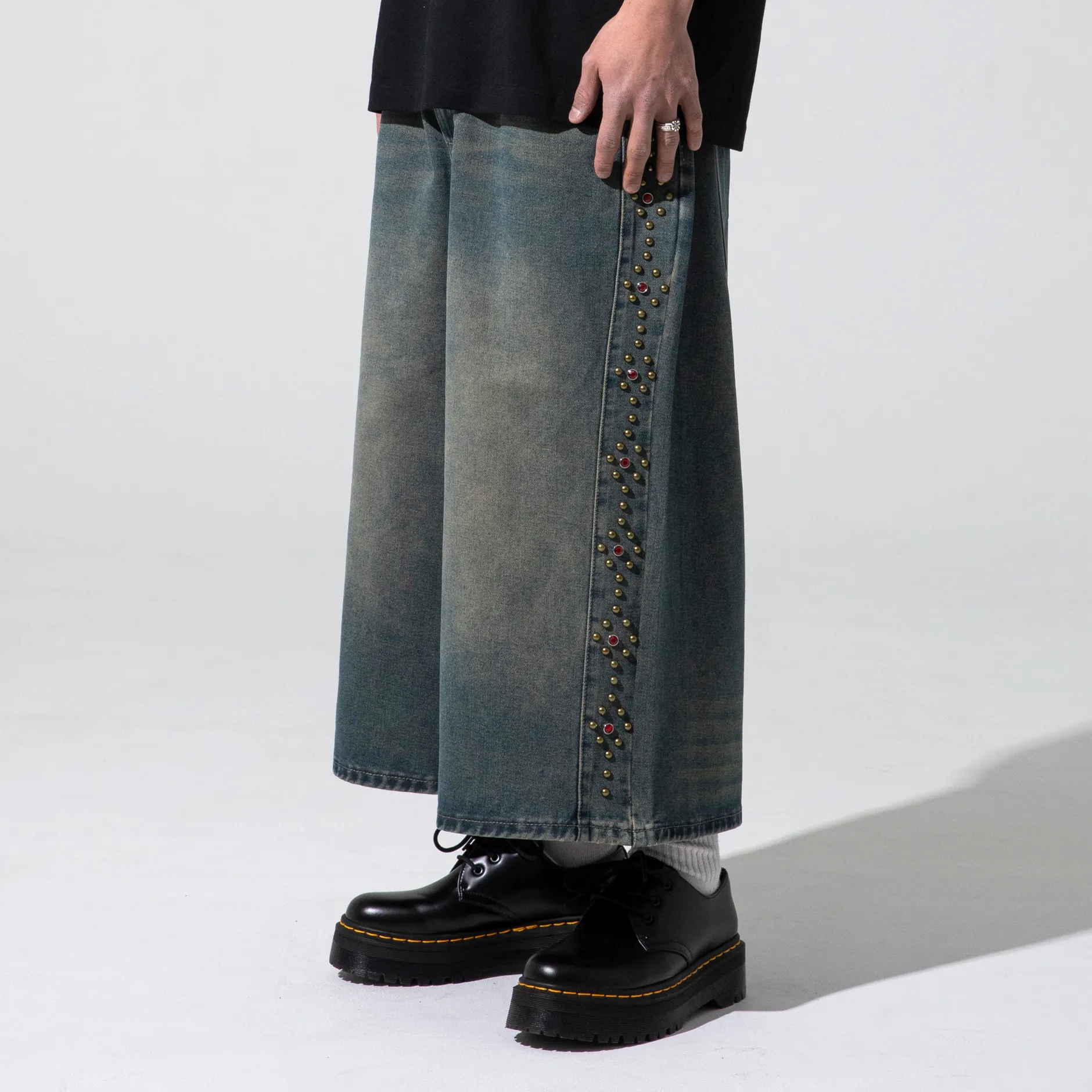 Thorns Side Line Cut Off Bermuda Denim Shorts - Black - 감도