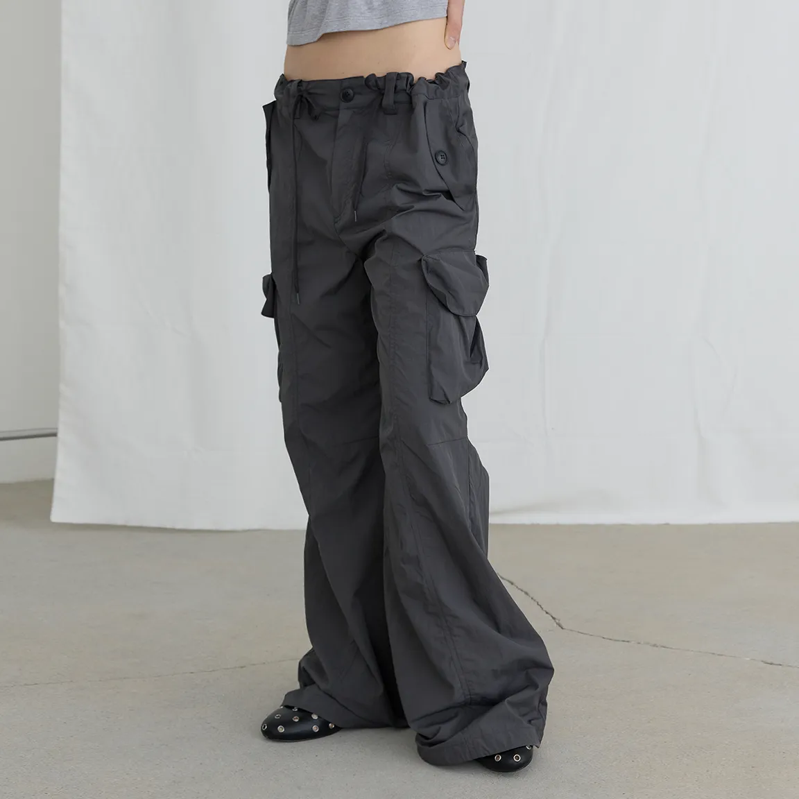 CURVED L COMFY PARACHUTE PANTS(CHARCOAL) - 감도 깊은 취향