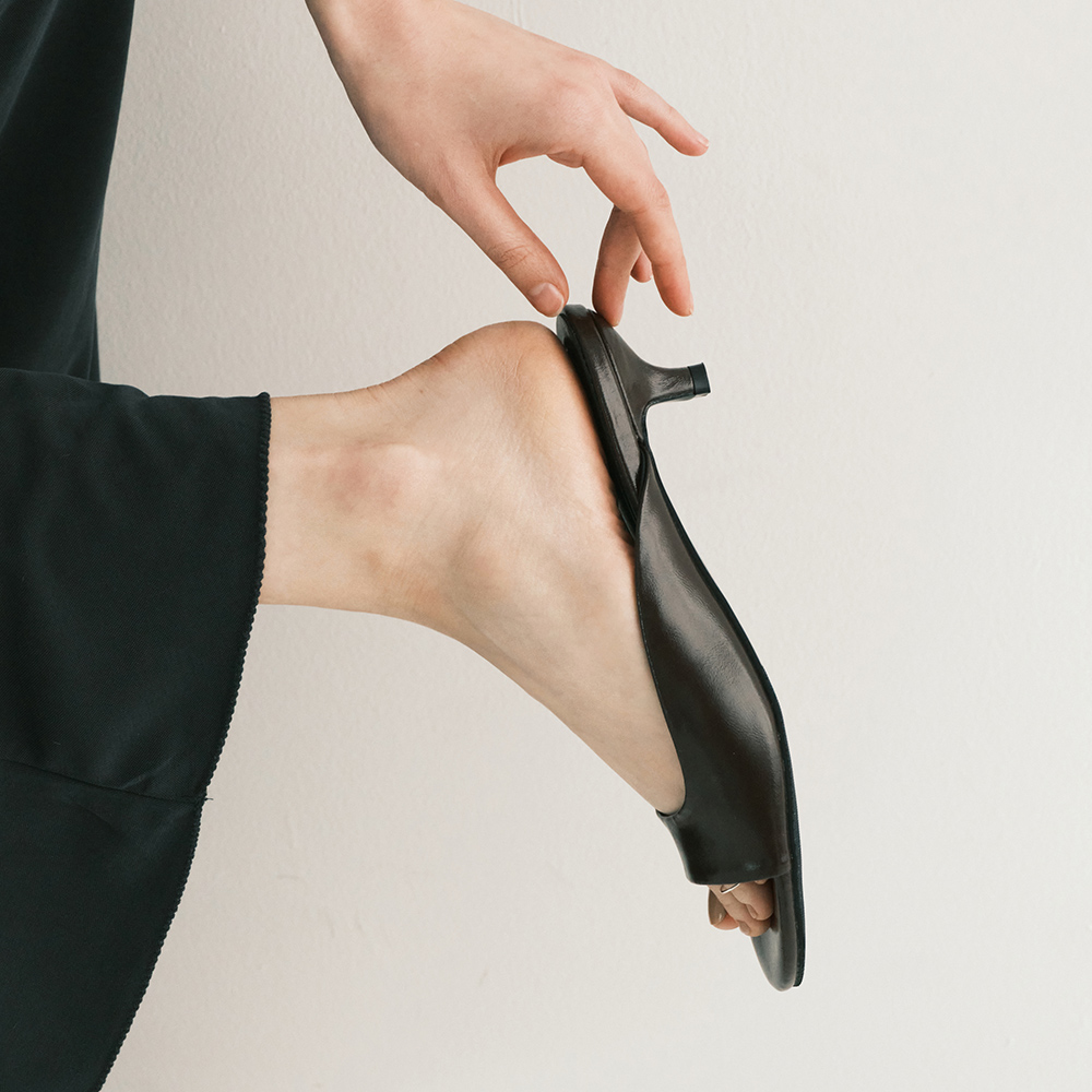 【MATIN KIM】BUCKLE POINT SLIDE HEELS KIMMATIN] BUCKLE POINT SLIDE HEELS (2 COLORS) - 감도 깊은