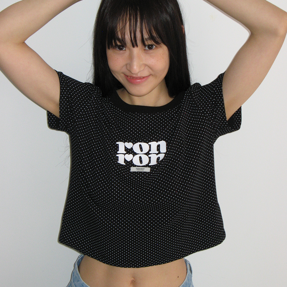 RRxNAON] DOODLE LETTERING SLIM CROP T SHIRT WHITE - 감도
