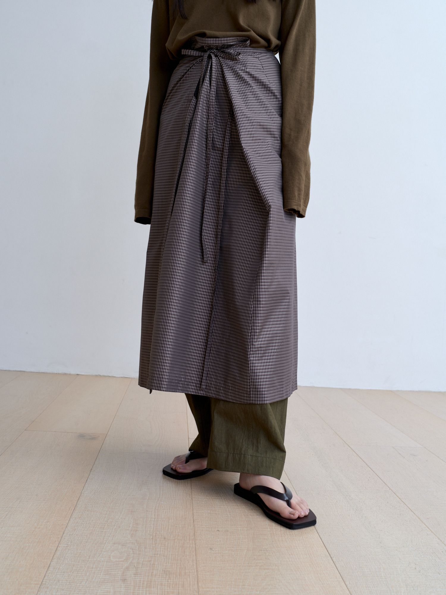 29cm 단독] Gingham check wrap skirt (ash brown) - 감도 깊은
