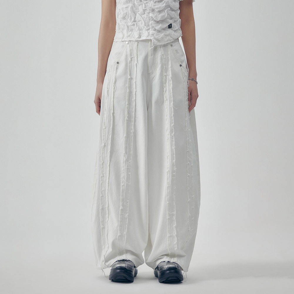 韓国商品/TREEMINGBIRD Raw Cut Balloon Denim Pants Raw Cut Balloon Denim Pants [ Black ] - TREEMINGBIRD