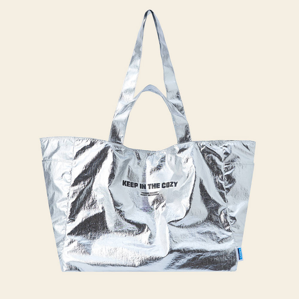 MATIN CRACKED LOGO GLOSSY ECOBAG IN SILVER - 감도 깊은 취향