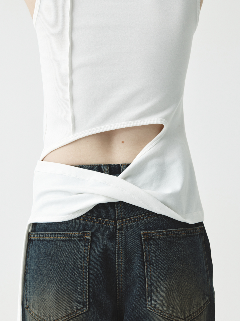 MATIN KIM ■ BACK TWIST UNBALANCE JERSEY SLEEVELESS KIMMATIN] BACK TWIST UNBALANCE JERSEY SLEEVELESS (2 COLORS