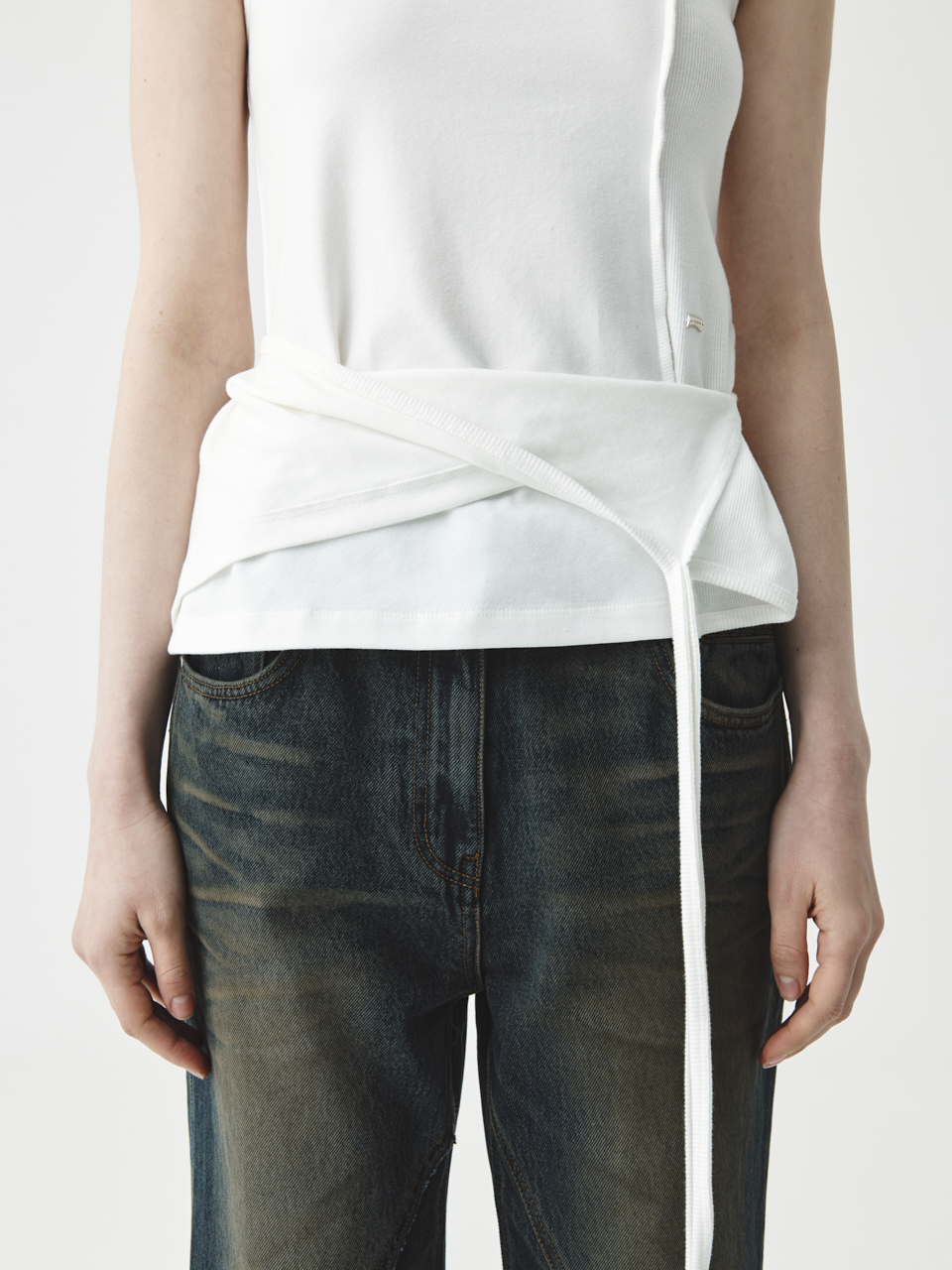 MATIN KIM ■ BACK TWIST UNBALANCE JERSEY SLEEVELESS KIMMATIN] BACK TWIST UNBALANCE JERSEY SLEEVELESS (2 COLORS