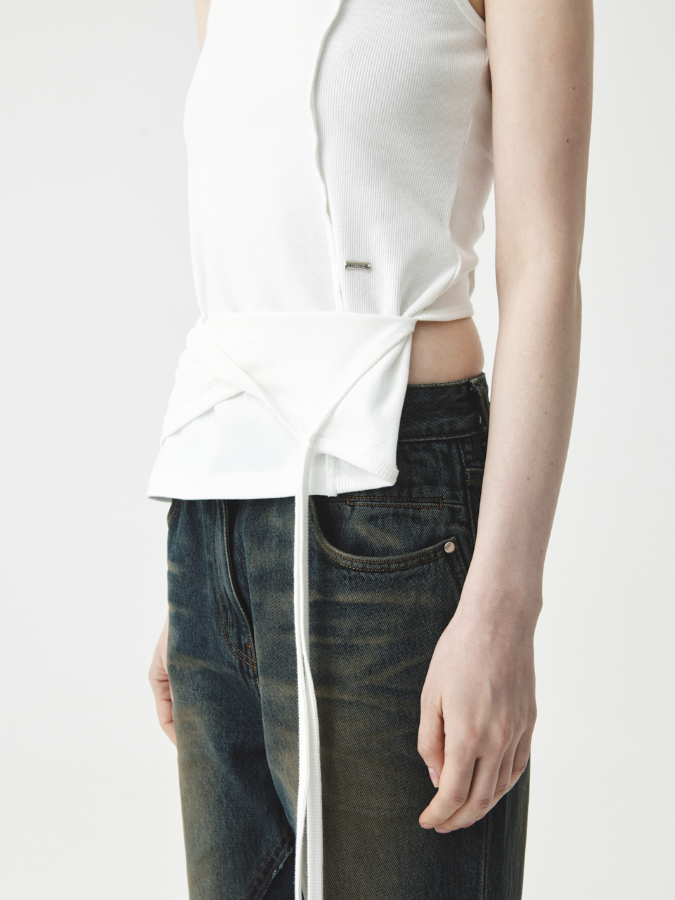 MATIN KIM ■ BACK TWIST UNBALANCE JERSEY SLEEVELESS BACK TWIST UNBALANCE JERSEY SLEEVELESS IN WHITE - MATINKIM