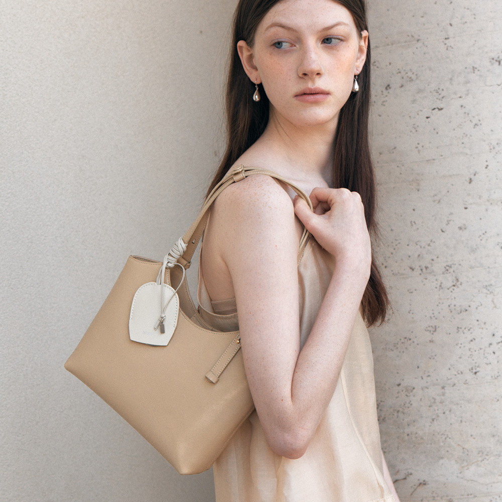Demeriel] Cayley Boston Bag Small Navy - 감도 깊은 취향