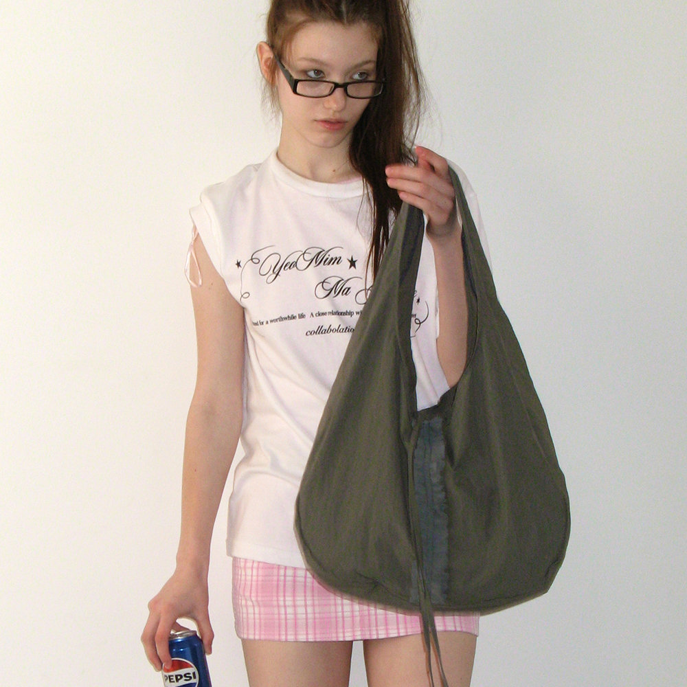 [韓国29CM限定] 大人の可愛さを叶える frill hobo bag (black) frill hobo bag (charcoal) - 감도 깊은 취향 셀렉트샵 29CM