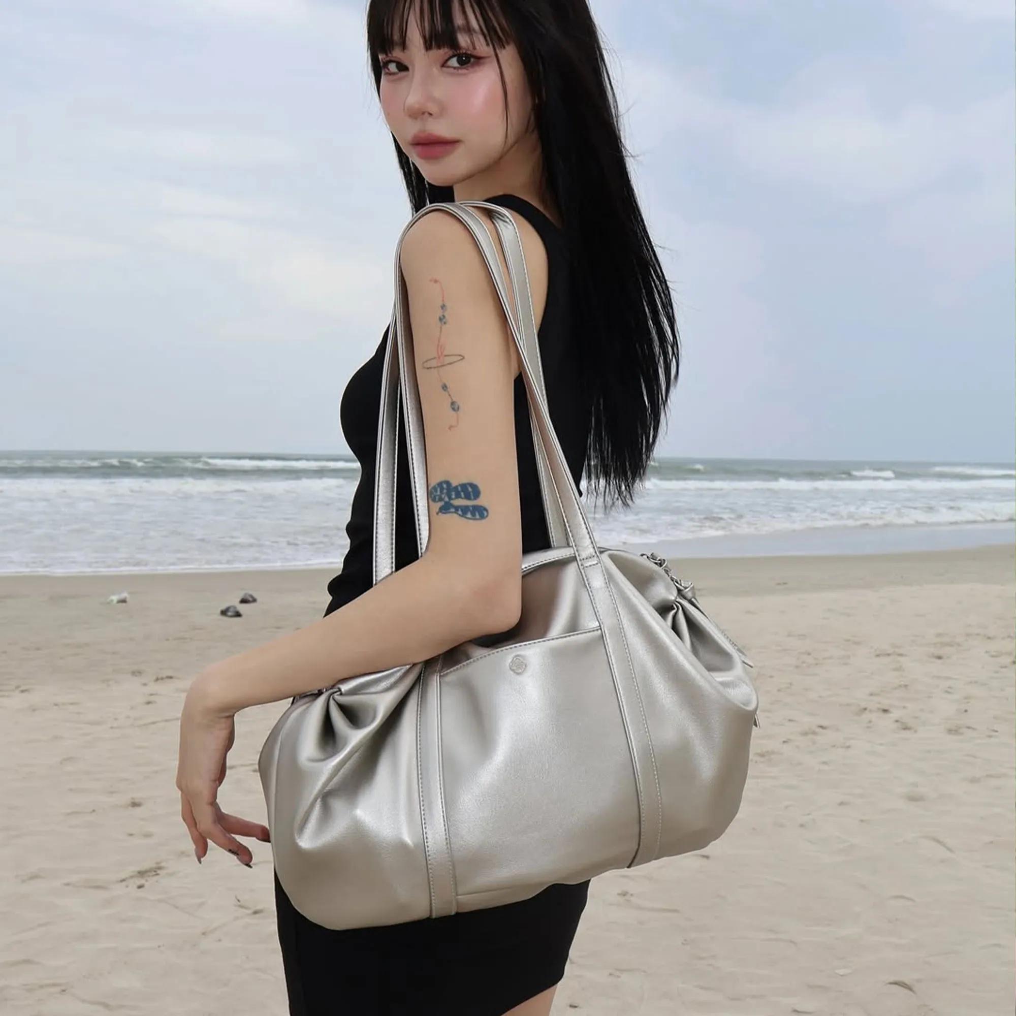 오로라 셔링 레더 더플백_티타늄실버