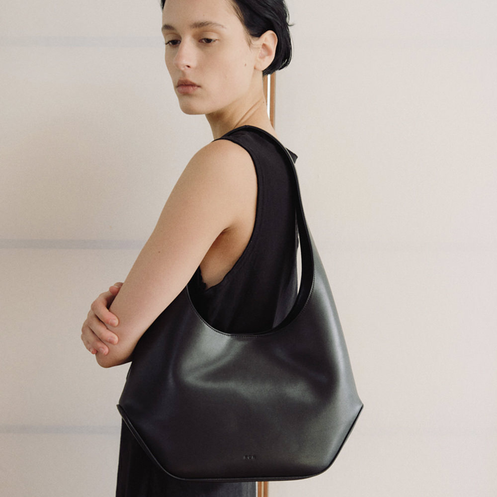 [韓国29CM限定] 大人の可愛さを叶える frill hobo bag (black) frill hobo bag (vanilla) - 감도 깊은 취향 셀렉트샵 29CM