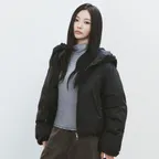 BACK LOGO HOODY SHORT DOWN JUMPER IN BLACK