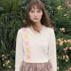 [29CM단독] Pink X Sinoon Argyle V-Neck Knit (Ivory)