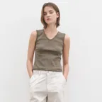 베이직 브이넥 슬리브리스 (모카)