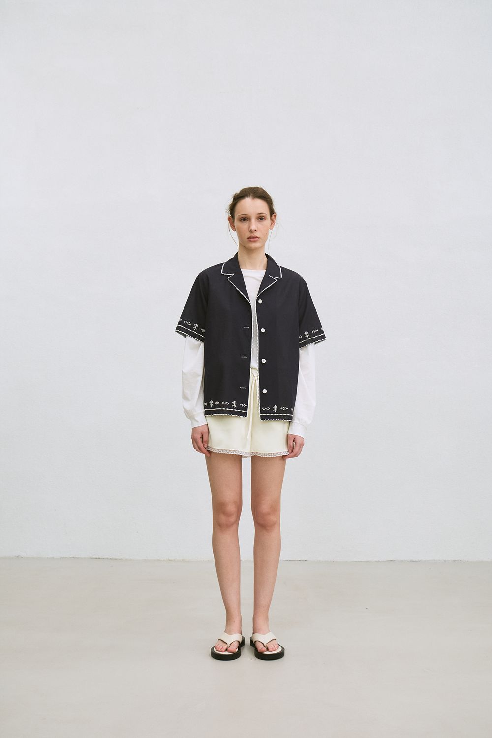 LE]embroidered open-collar shirt (navy)
