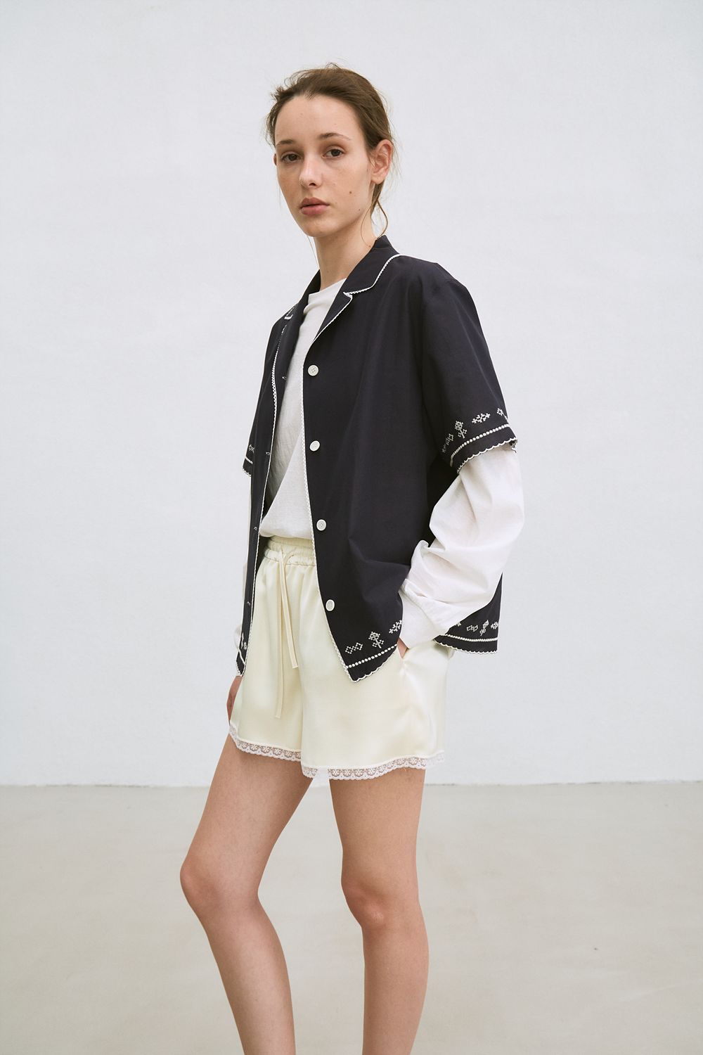 LE]embroidered open-collar shirt (navy)