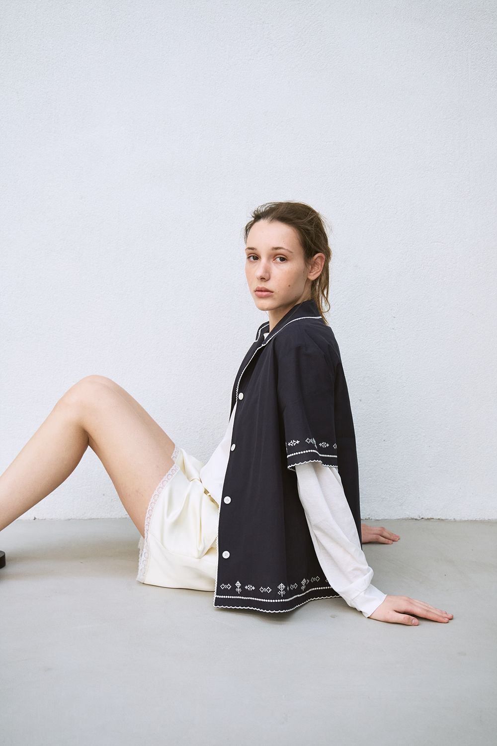 トップス EASY CARE EMBROIDERY OPEN COLLAR SHIRT LE]embroidered open-collar shirt (navy)
