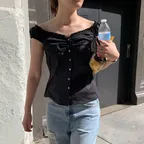 a ruffle blouse (black)